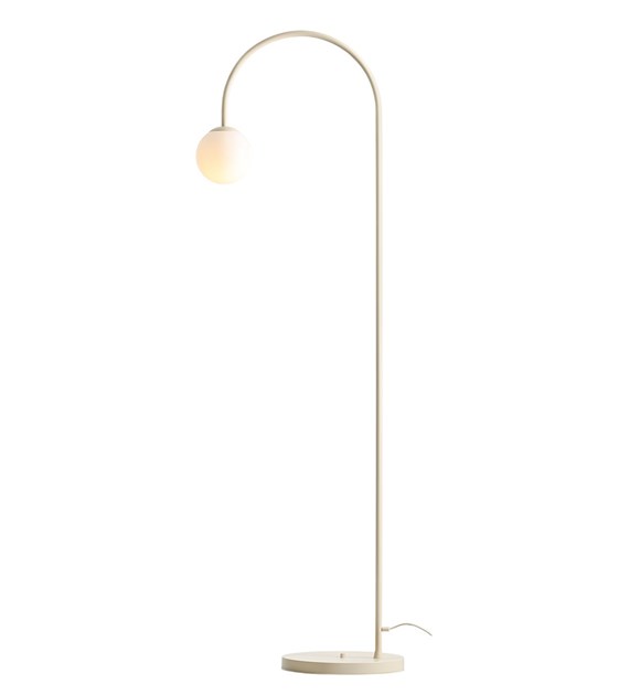 Una Cremeweiß stehlampe Von Artera - Una Stehleuchte aus cremefarbenem Metall und weißem Glas hat ein geschwungenes, elegantes Design, das dem Raum einen modernen und verspielten Ausdruck verleiht.