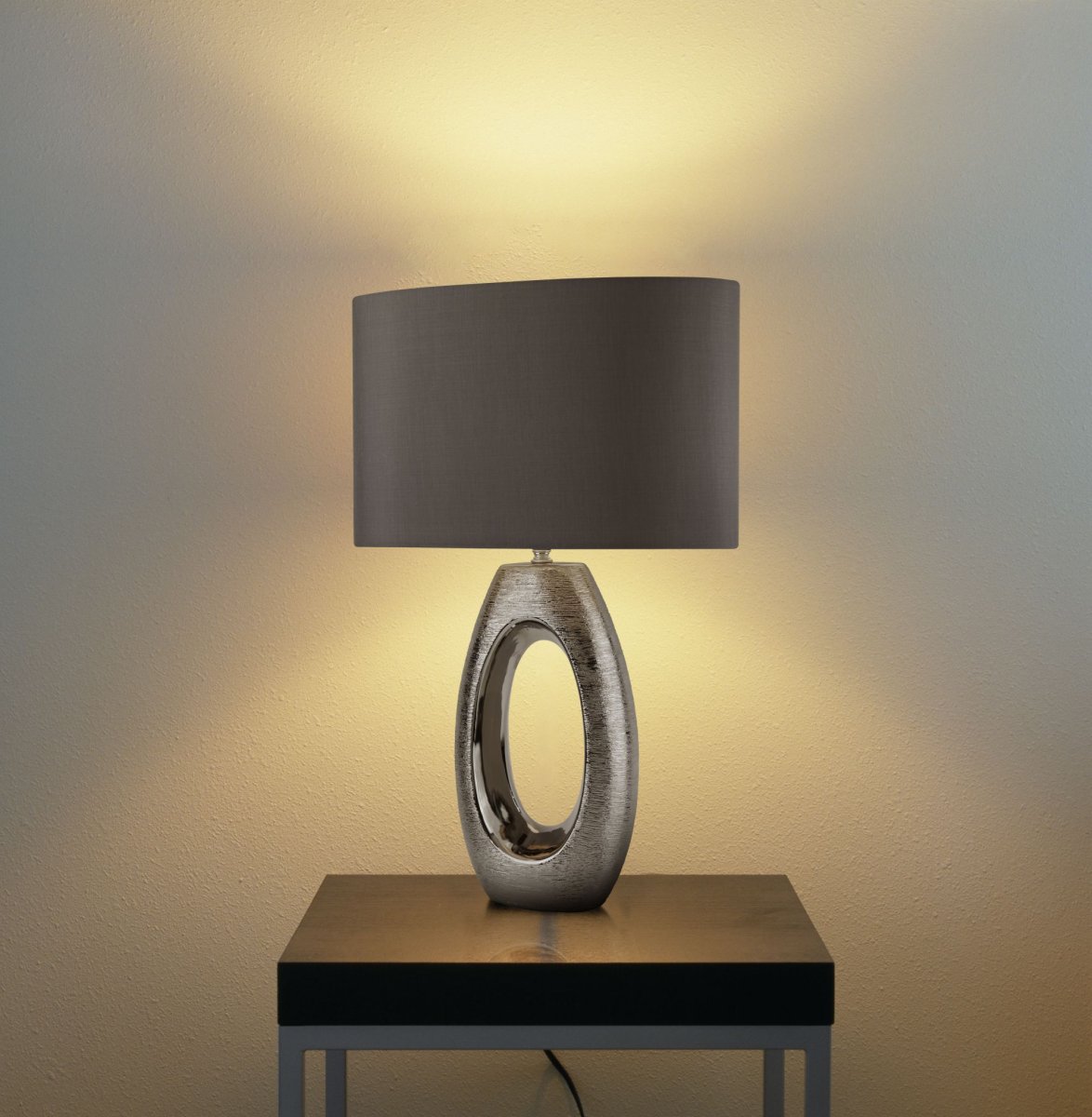 Artisan 60cm Chrom tischlampe Von Searchlight - Mit ihrem stilvollen Design und den kontrastierenden Materialien ist diese Lampe nicht nur eine funktionale Lichtquelle, sondern auch .