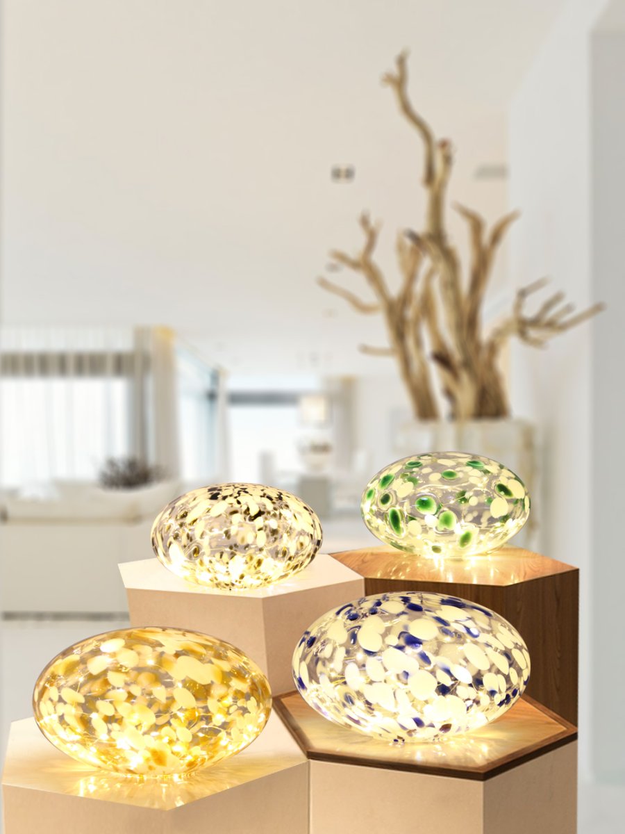 Sten 15cm Schwarzweiß tischlampe Von Pixie Design - Dank der Lichterkette mit 50 kleinen L&auml;mpchen verbreitet es ein sch&ouml;nes Licht um sich herum.