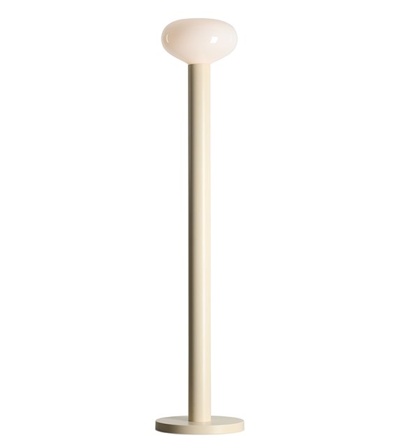 Zoombild von Flo Cremeweiß stehlampe Von Artera - Sie hat einen stilvollen Rahmen in Cremewei&szlig; und einen runden wei&szlig;en Glasschirm, der ein weiches und angenehmes Licht verbreitet.