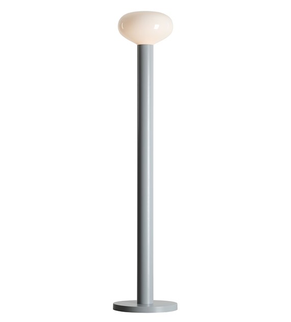 Zoombild von Flo Grau stehlampe Von Artera - Sie hat einen stilvollen Rahmen in Grau und einen runden wei&szlig;en Glasschirm, der ein weiches und angenehmes Licht verbreitet.