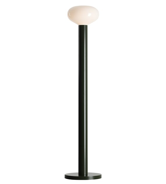 Zoombild von Flo Dunkelgrün stehlampe Von Artera - Sie hat einen stilvollen Rahmen in Dunkelgr&uuml;n und einen runden wei&szlig;en Glasschirm, der ein weiches und angenehmes Licht verbreitet.