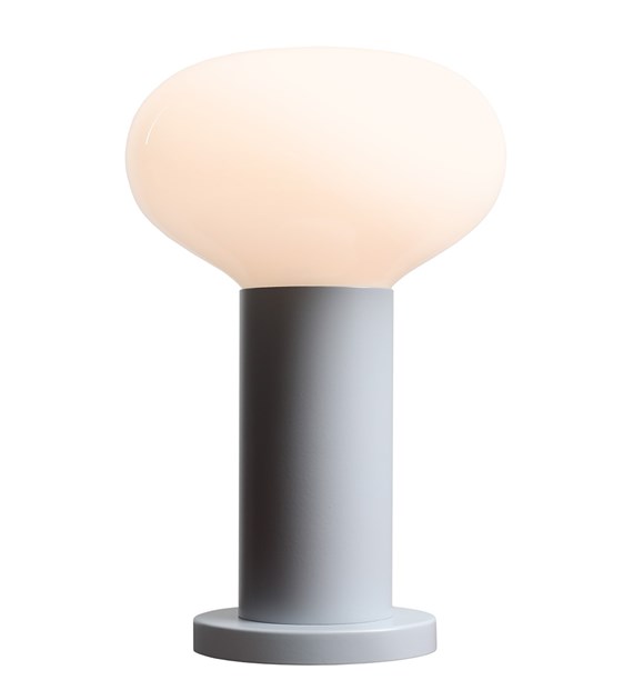 Flo 30cm Grau tischlampe Von Artera - Sie hat einen stilvollen Rahmen in Grau und einen runden weißen Glasschirm, der ein weiches und angenehmes Licht verbreitet.