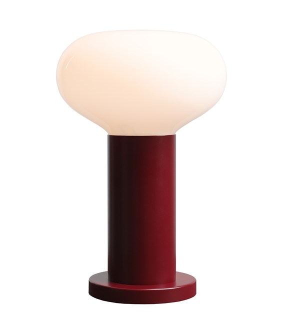 Flo 30cm Burgund tischlampe Von Artera - Sie hat einen stilvollen Rahmen in Burgunderrot und einen runden weißen Glasschirm, der ein weiches und angenehmes Licht verbreitet.