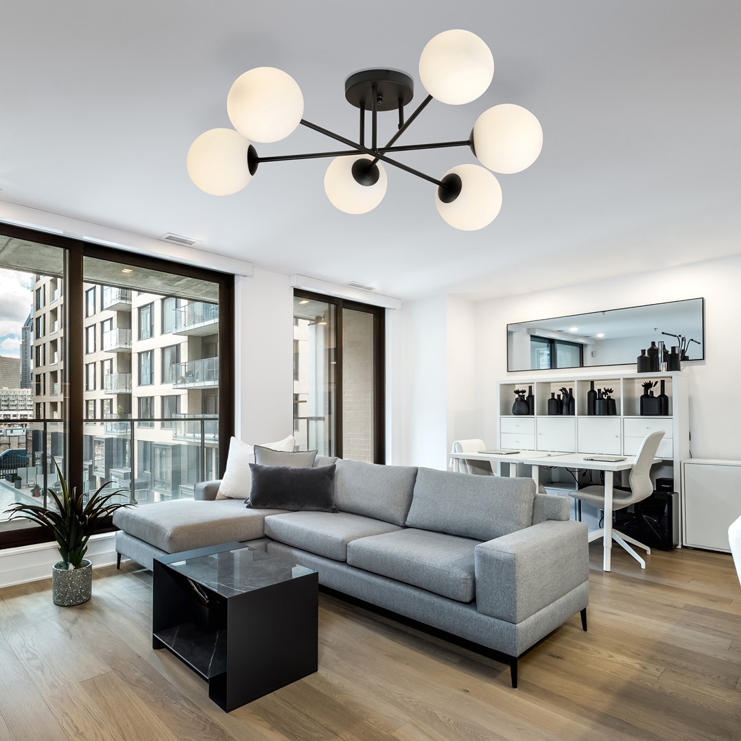 Roma Ø75 deckenleuchte Von Emibig Lighting - Dank ihres schlichten und eleganten Designs ist die Leuchte eine ausgezeichnete Wahl für Räume, die zusätzliche Beleuchtung benötigen, ohne dabei zu dominant zu wirken.