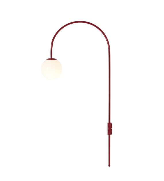 Una 42cm Burgund wandlampe Von Artera - Diese Wandleuchte aus dunklem gebürstetem Metall und weißem Glas besticht durch ihr modernes und stilvolles Design mit einem geschwungenen Arm, der den weißen Glasschirm elegant hält.