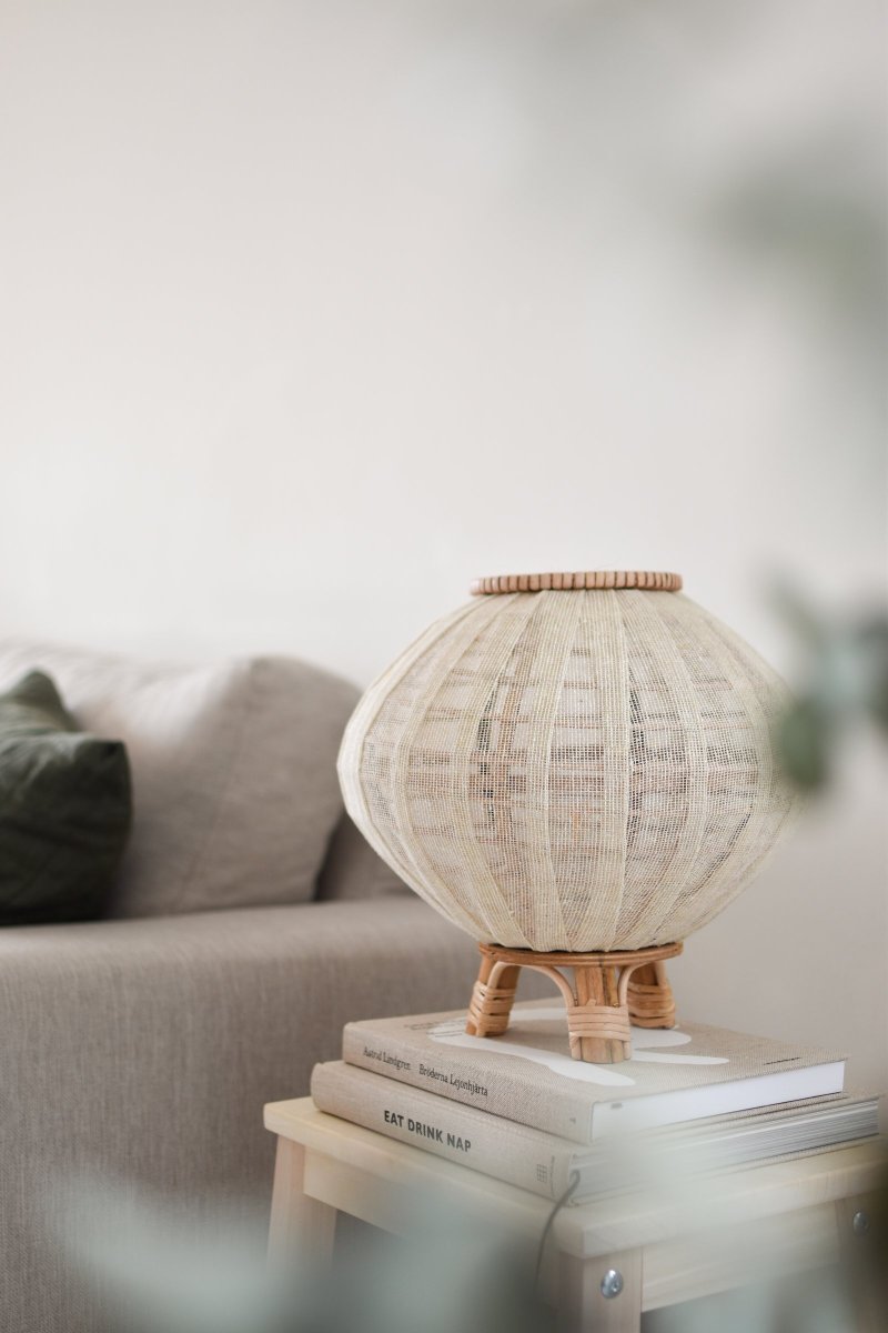 Borneo 37cm Natur tischlampe Von Globen Lighting - Tropisches Grün, ein Rascheln in den Palmenblättern und die Wellen, die sich brechen und wie eine Decke über den kilometerlangen weißen Sandstrand legen.