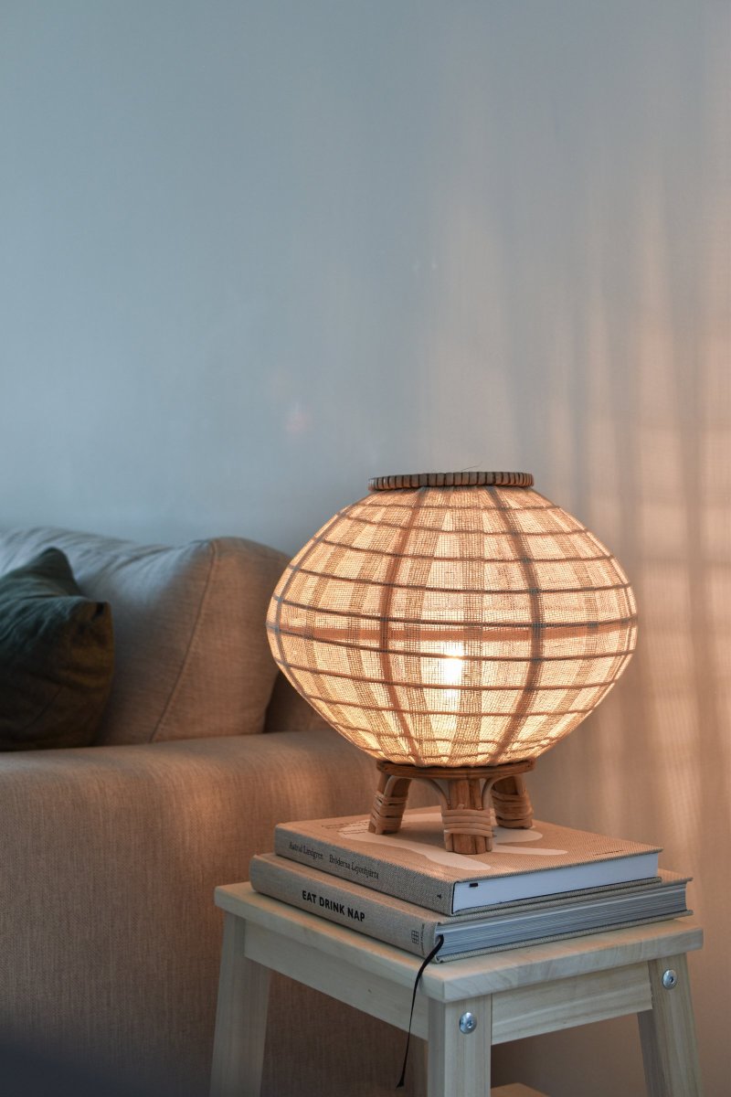 Borneo 37cm Natur tischlampe Von Globen Lighting - Tropisches Grün, ein Rascheln in den Palmenblättern und die Wellen, die sich brechen und wie eine Decke über den kilometerlangen weißen Sandstrand legen.