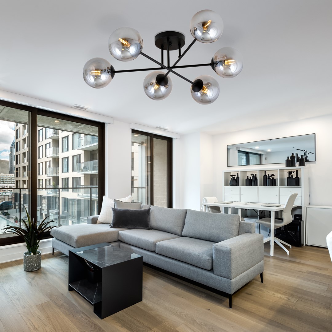Roma Ø75 Rauchfarben deckenleuchte Von Emibig Lighting - Dank ihres schlichten und eleganten Designs ist die Leuchte eine ausgezeichnete Wahl für Räume, die zusätzliche Beleuchtung benötigen, ohne dabei zu dominant zu wirken.
