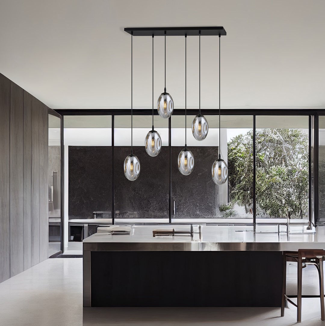 Astral 70cm Rauchfarben hängelampe Von Emibig Lighting - Das großzügige Design mit mehreren herabhängenden Elementen sorgt für ein effektvolles Lichtspiel, während die getönten Glaskuppeln ein sanftes und stimmungsvolles Licht verbreiten.