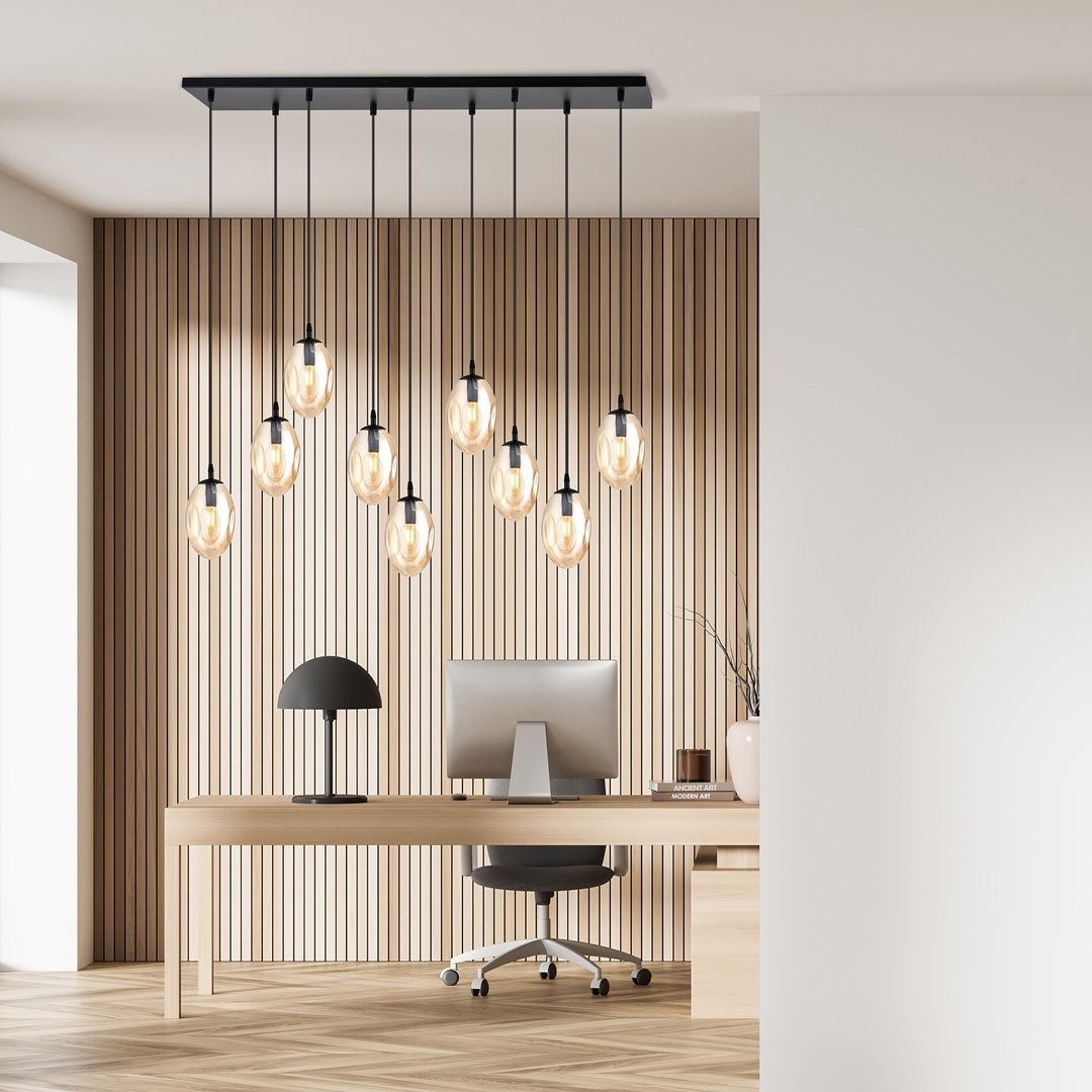 Astral 100cm Bernstein hängelampe Von Emibig Lighting - Das großzügige Design mit mehreren hängenden Elementen sorgt für ein effektvolles Lichtspiel, wobei die bernsteinfarbenen Glaskuppeln ein sanftes und stimmungsvolles Licht verbreiten.