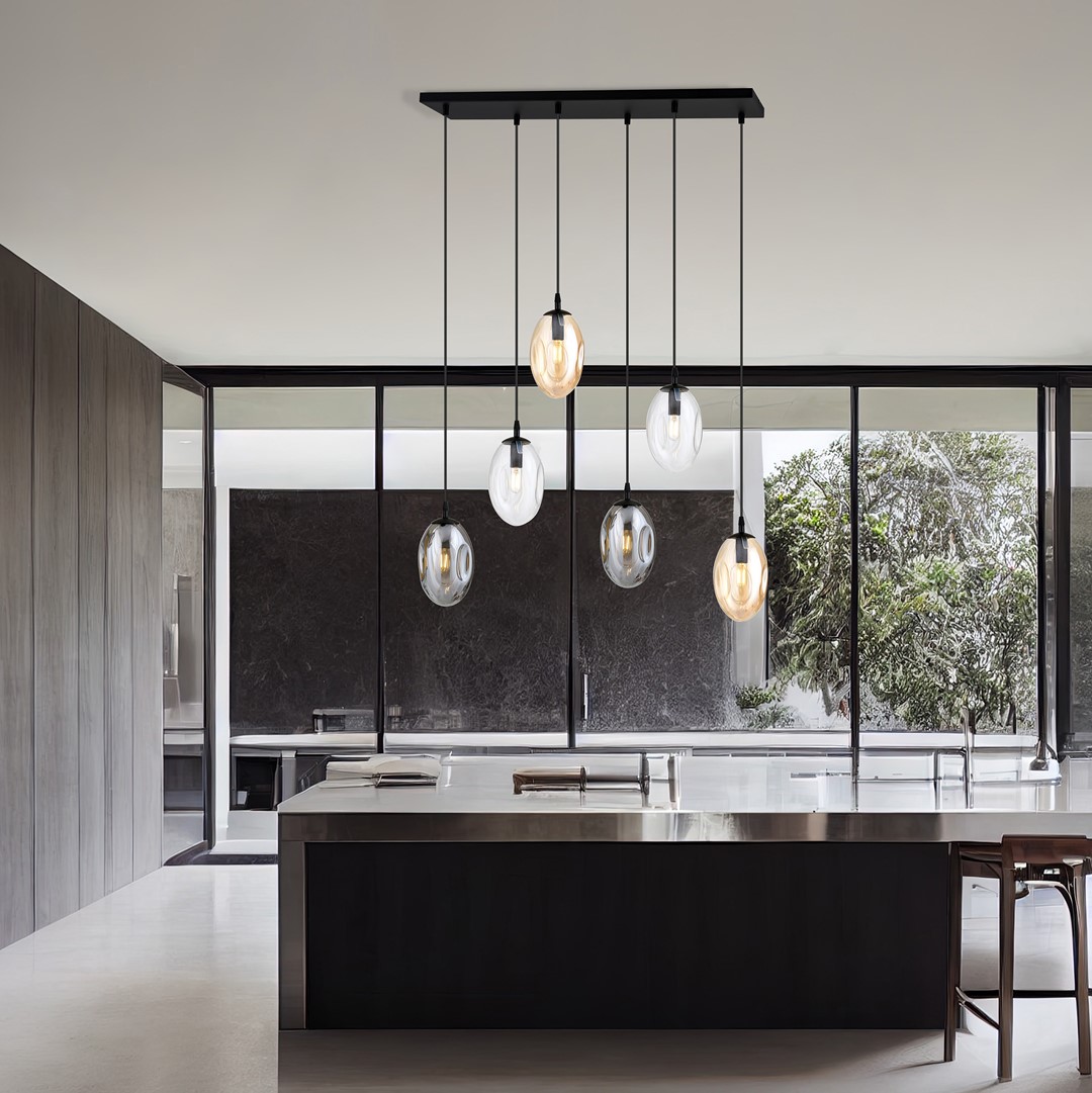 Astral 70cm Mehrfarbig hängelampe Von Emibig Lighting - Das großzügige Design mit mehreren herabhängenden Elementen sorgt für ein effektvolles Lichtspiel, wobei die mehrfarbigen Glaskuppeln ein sanftes und stimmungsvolles Licht verbreiten.