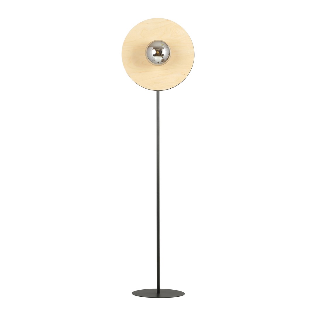 Soho Schwarz/Rauchig stehlampe Von Emibig Lighting - Es besteht aus einer einzigartigen Kombination aus Metallkreisen und naturfarbenem Sperrholz &ndash; eine harmonische Mischung aus Industriestil und weichen Holzelementen.