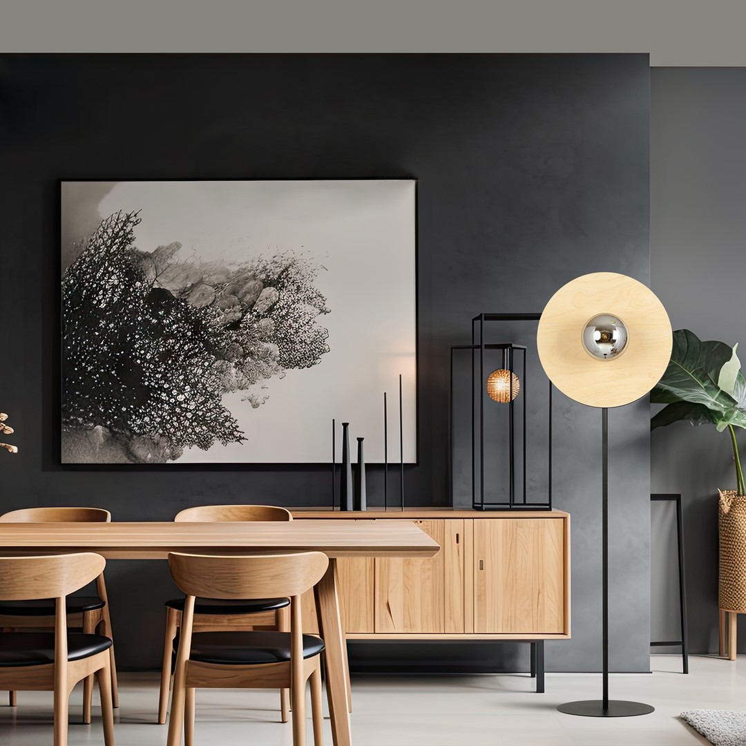 Soho Schwarz/Rauchig stehlampe Von Emibig Lighting - Es besteht aus einer einzigartigen Kombination aus Metallkreisen und naturfarbenem Sperrholz &ndash; eine harmonische Mischung aus Industriestil und weichen Holzelementen.