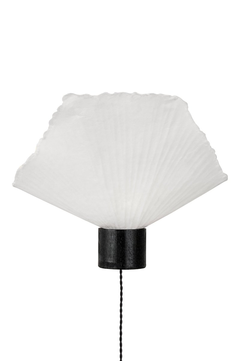 Natur Schwarz wandlampe Von Globen Lighting - Diese Lampe ist handgefertigt aus Papier, was bedeutet, dass ihre Form von unseren Produktbildern abweichen kann, jede Lampe ist ein Unikat.