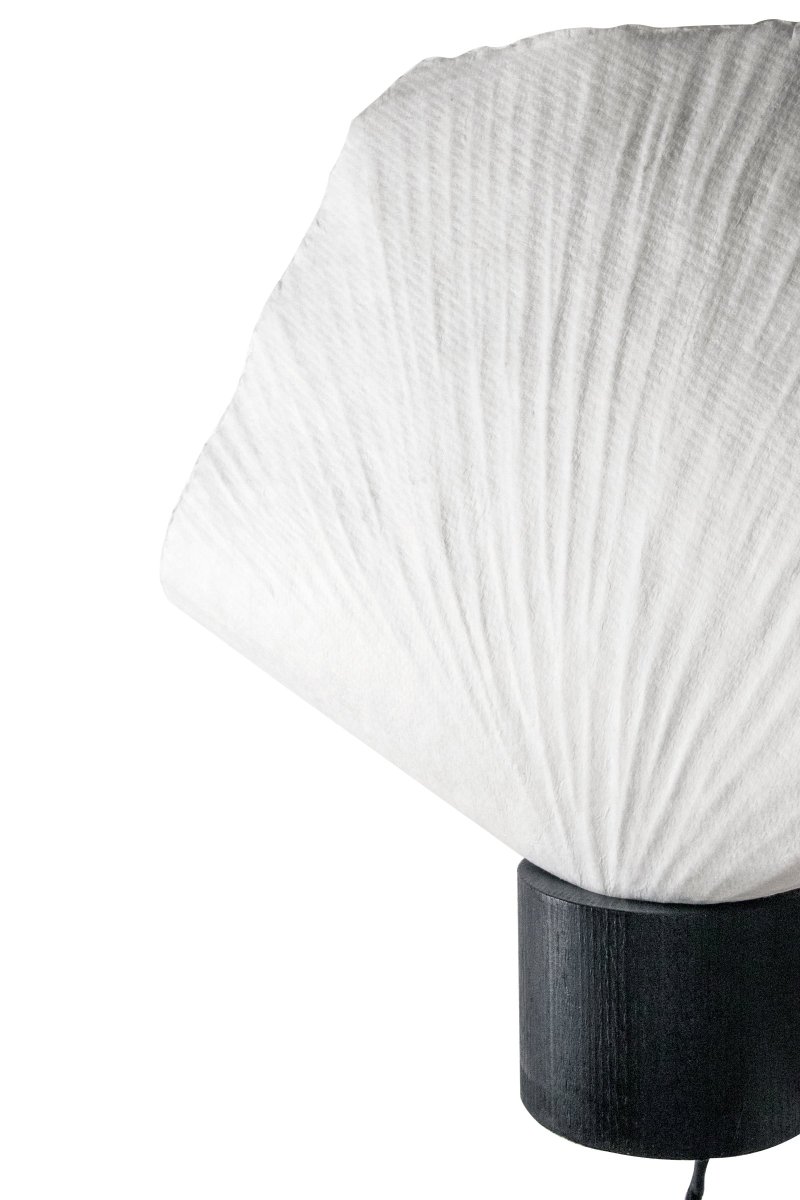 Natur Schwarz wandlampe Von Globen Lighting - Diese Lampe ist handgefertigt aus Papier, was bedeutet, dass ihre Form von unseren Produktbildern abweichen kann, jede Lampe ist ein Unikat.