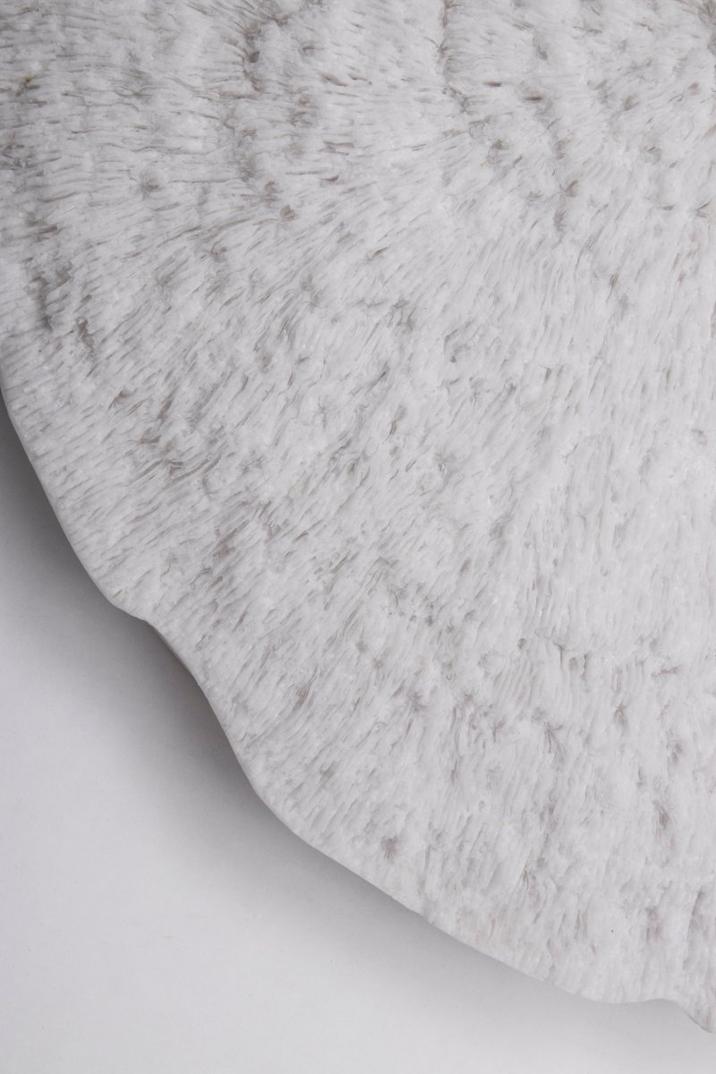 Nemo Weiß wandlampe Von Globen Lighting - Die Lampe besteht aus weißem Polyresin und Sandstein und verfügt über ein 200 cm langes schwarzes Kabel mit Schalter.