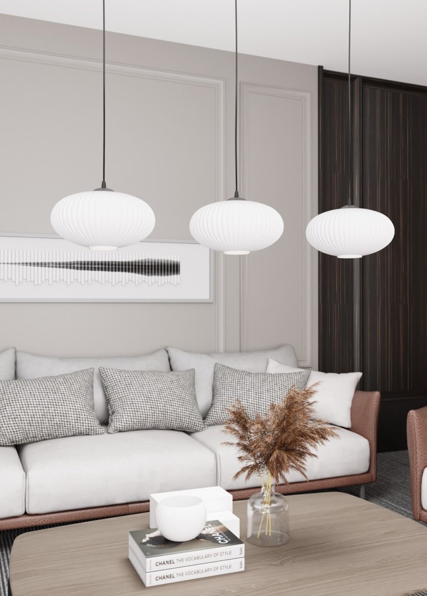 Coco 115cm Weiß hängelampe Von Emibig Lighting - Die stilvollen Opalglaskuppeln verbreiten ein blendfreies Licht, das dem Raum eine leichte und weiche Atmosph&auml;re verleiht.