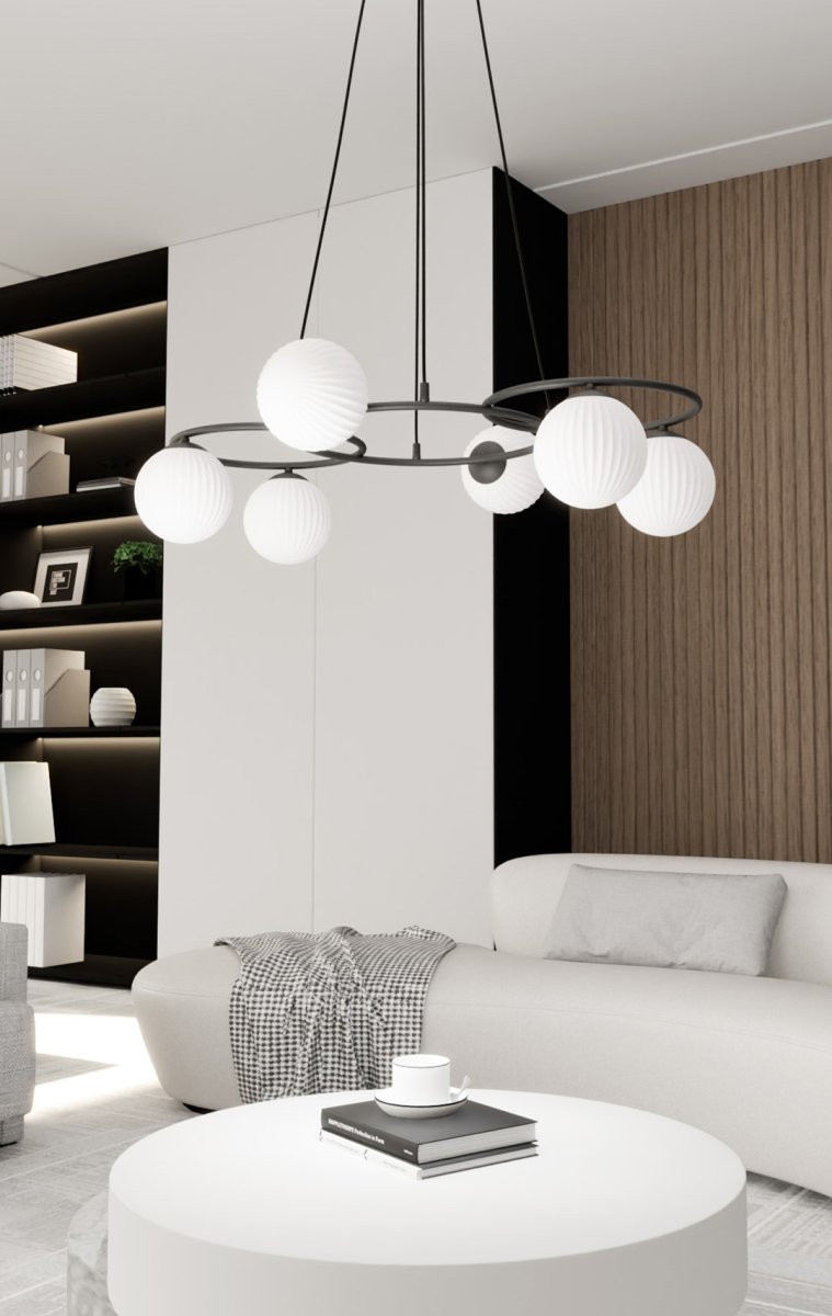 Libra 88cm Weiß hängelampe Von Emibig Lighting - Sie besteht aus drei Ringen, die einen leichten und harmonischen Ausdruck verleihen, w&auml;hrend die Opalglaskuppeln ein blendfreies und angenehmes Licht verbreiten, das eine gem&uuml;tliche Atmosph&auml;re schafft.