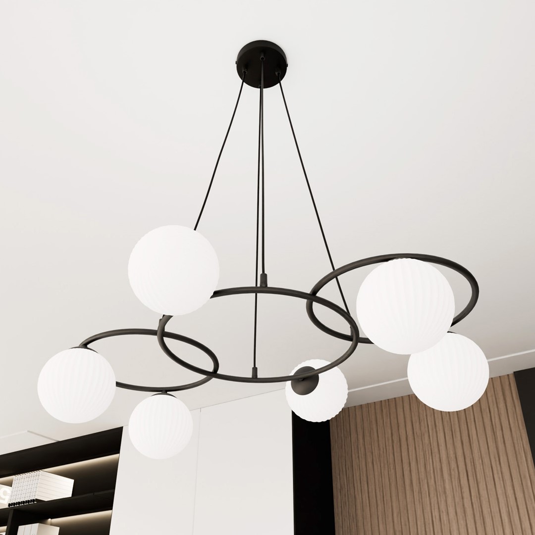 Libra 88cm Weiß hängelampe Von Emibig Lighting - Sie besteht aus drei Ringen, die einen leichten und harmonischen Ausdruck verleihen, w&auml;hrend die Opalglaskuppeln ein blendfreies und angenehmes Licht verbreiten, das eine gem&uuml;tliche Atmosph&auml;re schafft.