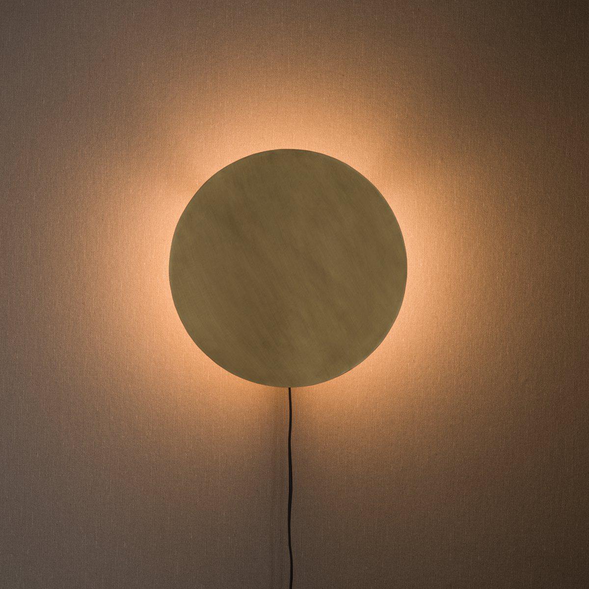 Fullmoon Ø35 Gold wandlampe Von PR Home - Sorgt für ein schönes indirektes Licht und ist im ausgeschalteten Zustand eine schöne Dekoration.