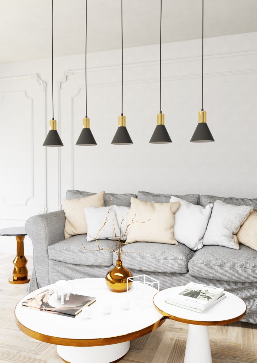Rosa 116cm Schwarz hängelampe Von Emibig Lighting - Die kegelf&ouml;rmigen Metallschirme verst&auml;rken den industriellen Ausdruck der Lampe, w&auml;hrend die goldfarbenen Details sowohl W&auml;rme als auch Eleganz verleihen.