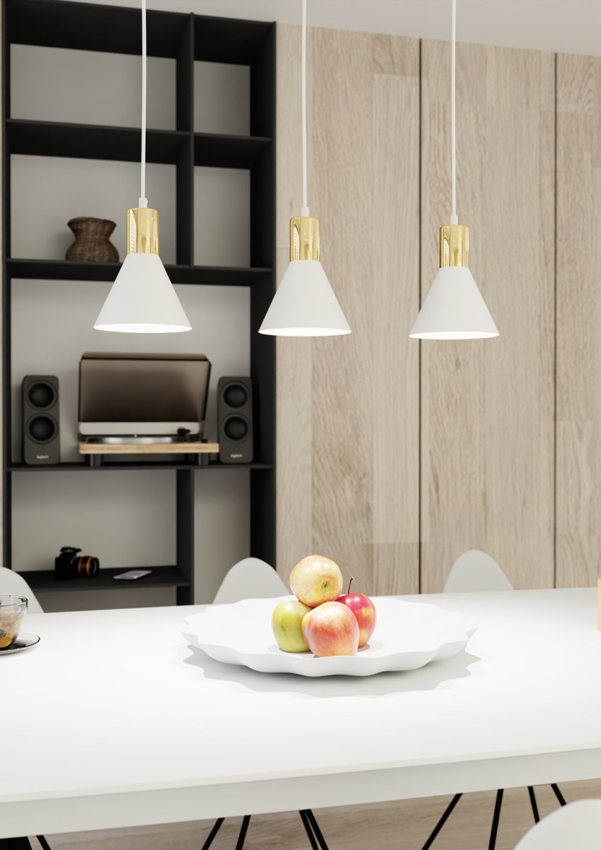 Rosa 60cm Weiß hängelampe Von Emibig Lighting - Die kegelf&ouml;rmigen Metallschirme verst&auml;rken den industriellen Ausdruck der Lampe, w&auml;hrend die goldfarbenen Details sowohl W&auml;rme als auch Eleganz verleihen.