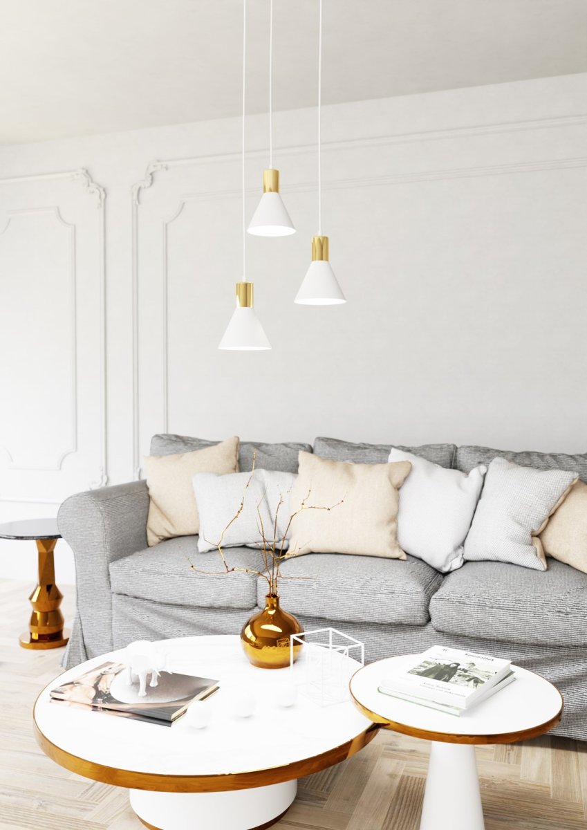 Rosa Ø30 Weiß hängelampe Von Emibig Lighting - Die kegelf&ouml;rmigen Metallschirme verst&auml;rken den industriellen Ausdruck der Lampe, w&auml;hrend die goldfarbenen Details sowohl W&auml;rme als auch Eleganz verleihen.