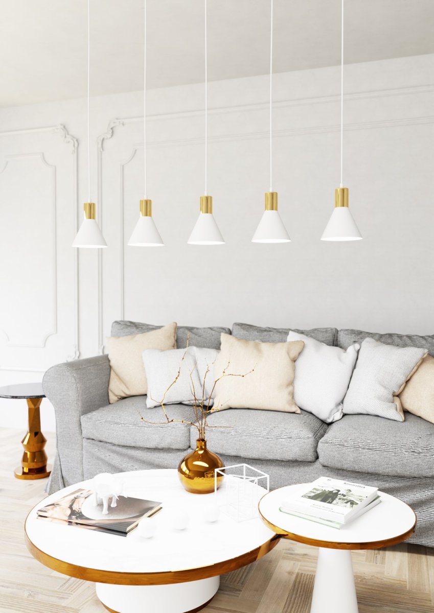 Rosa 116cm Weiß hängelampe Von Emibig Lighting - Die kegelf&ouml;rmigen Metallschirme verst&auml;rken den industriellen Ausdruck der Lampe, w&auml;hrend die goldfarbenen Details sowohl W&auml;rme als auch Eleganz verleihen.