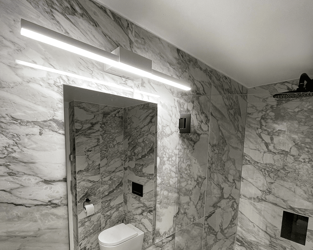 Aqua I 60cm Weiß badezimmerlampe Von Westal - Die Rückwand verfügt über Ein- und Ausgänge für Installationskabel, umschaltbar und mit der Möglichkeit, ein externes Kabel anzuschließen.