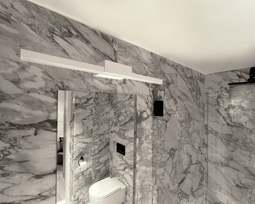 Aqua I 60cm Weiß badezimmerlampe Von Westal - Die Rückwand verfügt über Ein- und Ausgänge für Installationskabel, umschaltbar und mit der Möglichkeit, ein externes Kabel anzuschließen.