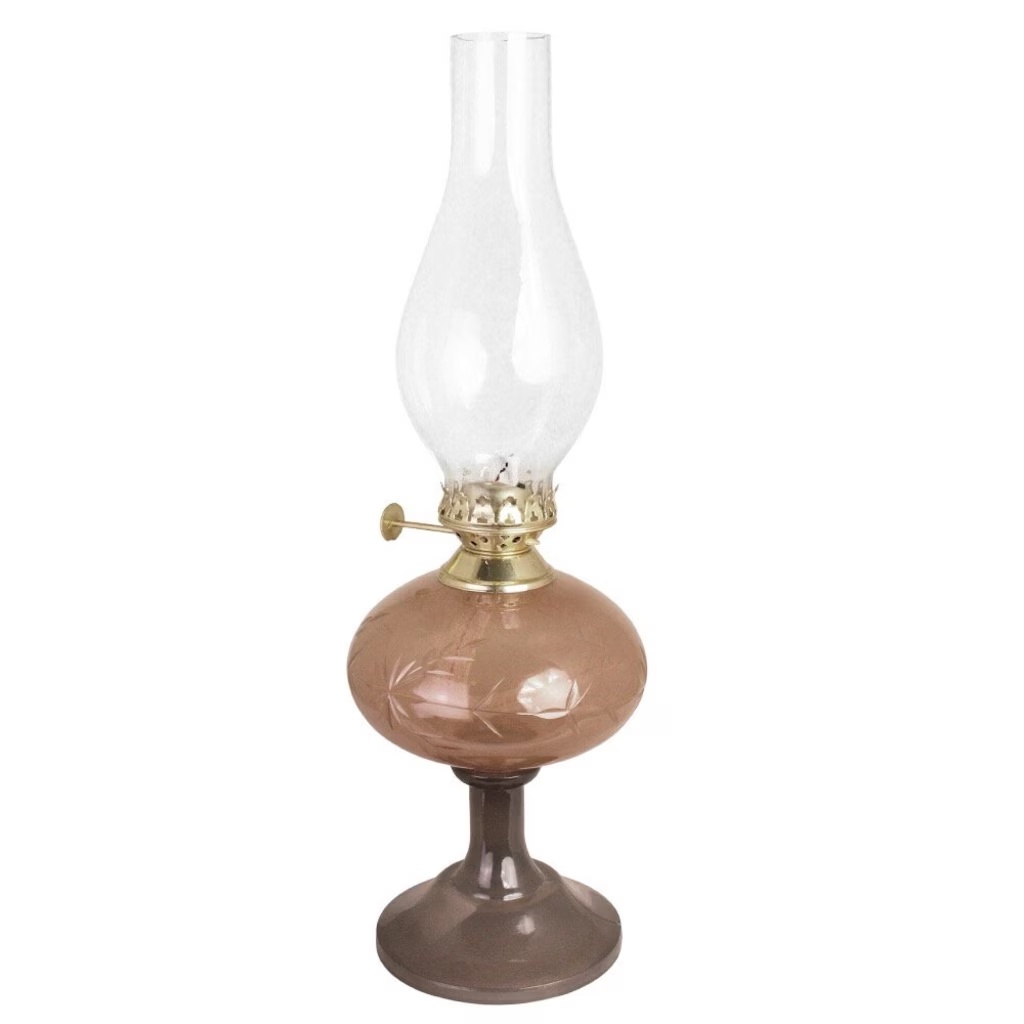 Esmeralda Braun Von Strömshaga - Die Lampe besteht aus braunem Glas mit einem dekorativen Ätzmuster, das ihr einen romantischen und altmodischen Ausdruck verleiht.