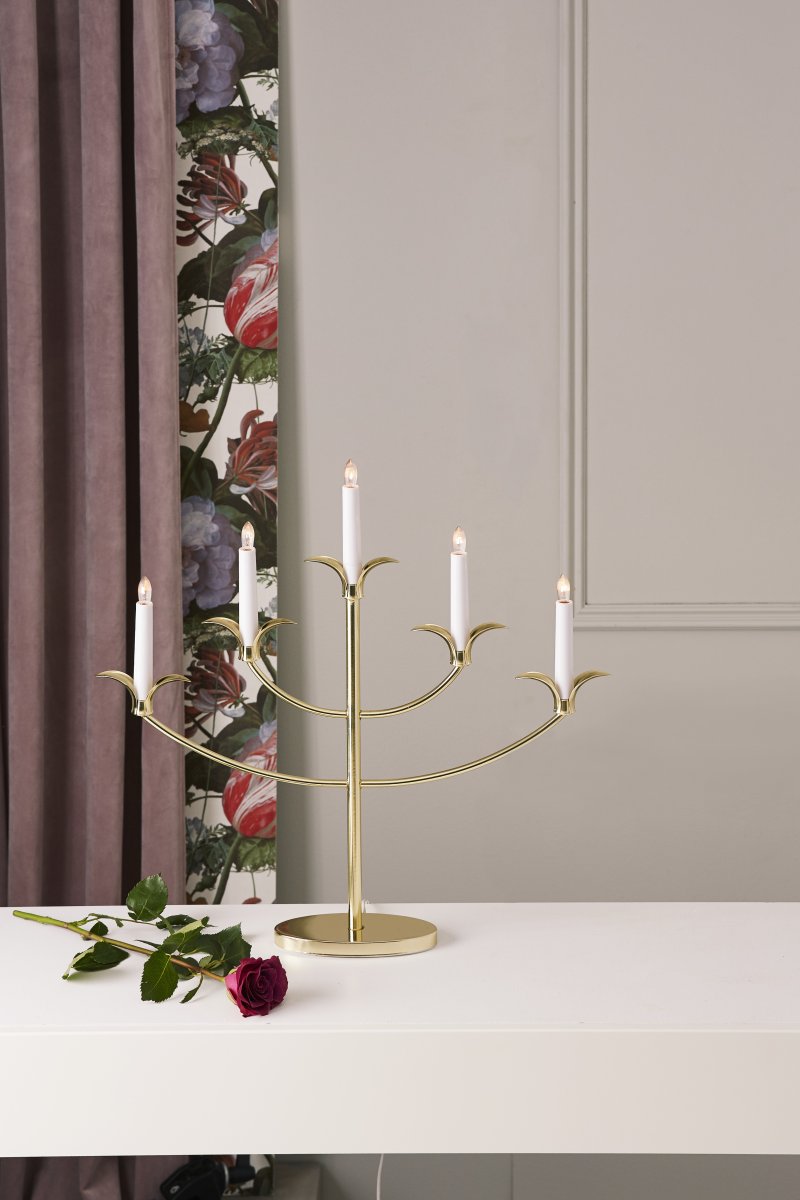 Tilpi Messing Von Star Trading - Seine einzigartigen Details rund um die Kerzenhalter machen ihn zu etwas Besonderem und Auff&auml;lligem.