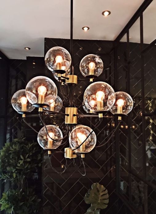 Perla 12 Ø78 Schwarz/Messing hängelampe Von Hallbergs - Die Größe der Lampe ist immer gleich; lediglich das Rohr ist in verschiedenen Längen erhältlich, die Sie bei der Montage selbst austauschen können.