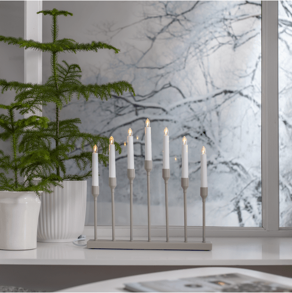 Aztra Beige Von Star Trading - Ein klassischer Kerzenhalter, der f&uuml;r weihnachtliche Stimmung in Ihrem Fenster sorgt.