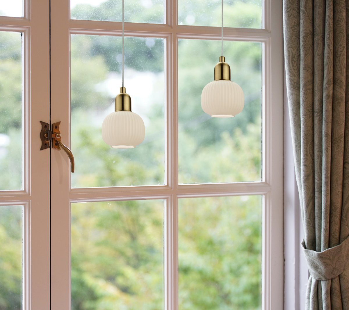 Elin Ø10 Mattes Messing fensterlampe Von Aneta Lighting - Fensterlampe Elin aus matt messingfarbenem Metall mit weißem geriffeltem Glasschirm.