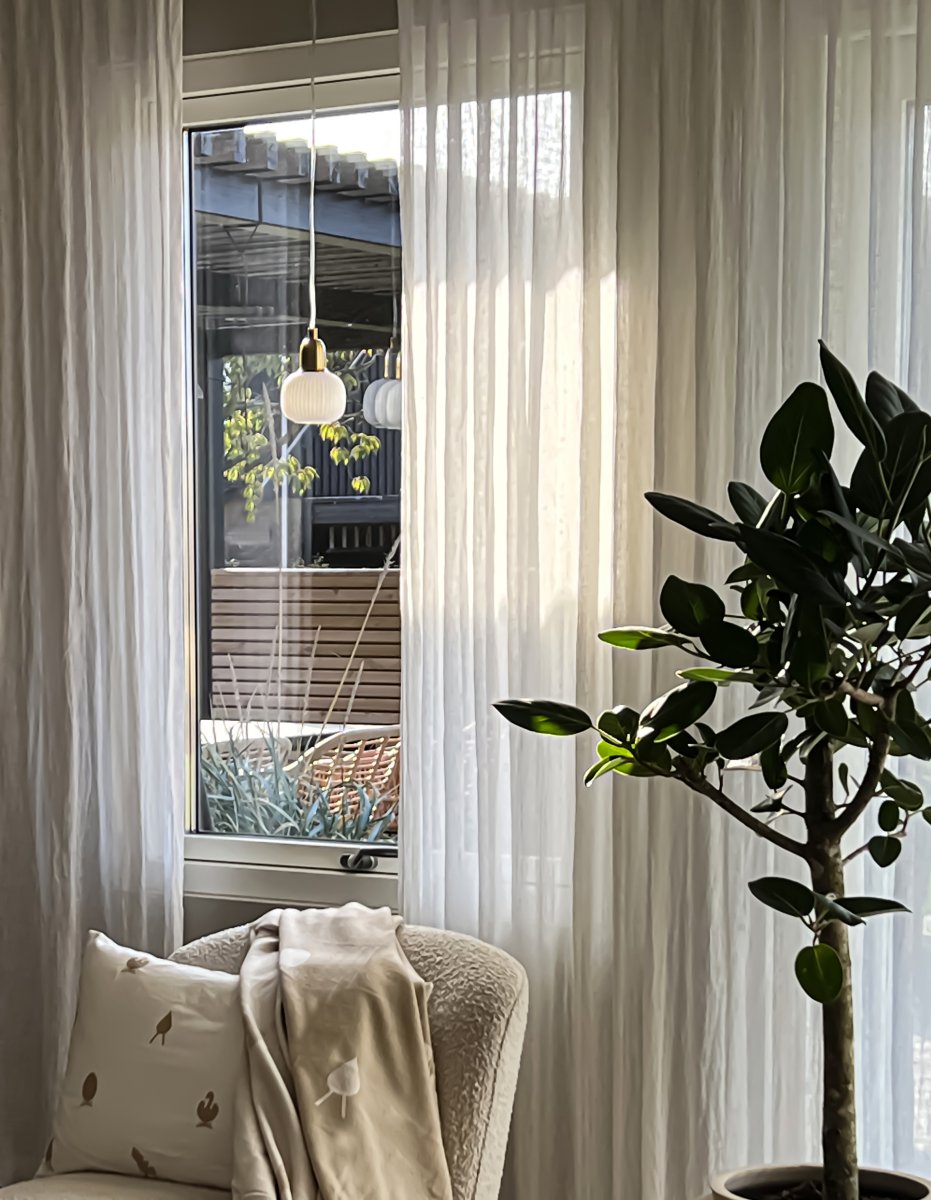 Elin Ø10 Mattes Messing fensterlampe Von Aneta Lighting - Fensterlampe Elin aus matt messingfarbenem Metall mit weißem geriffeltem Glasschirm.