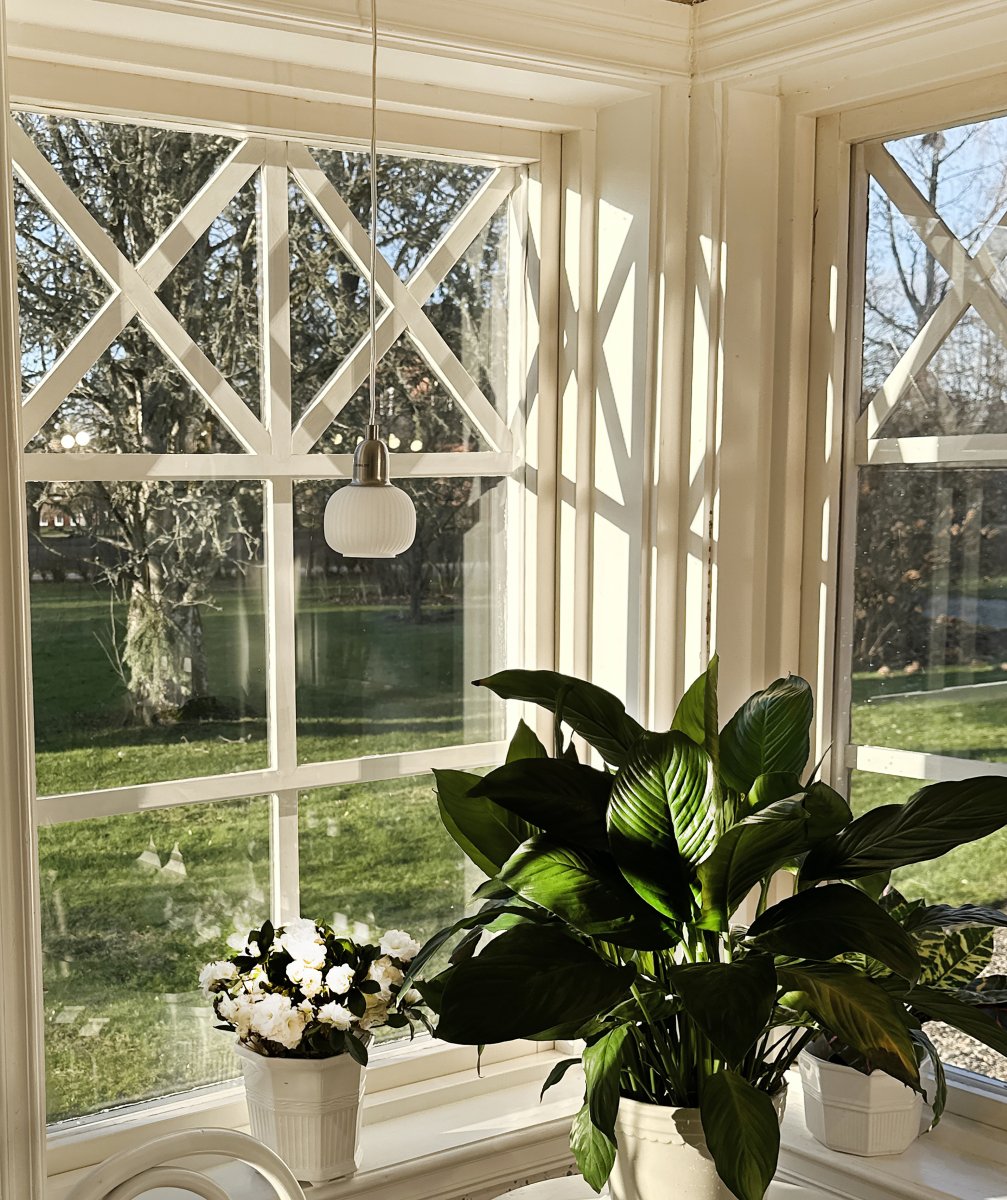 Elin Ø10 Stahl fensterlampe Von Aneta Lighting - Fensterlampe Elin aus Stahl mit wei&szlig;em Schirm aus geriffeltem Glas.