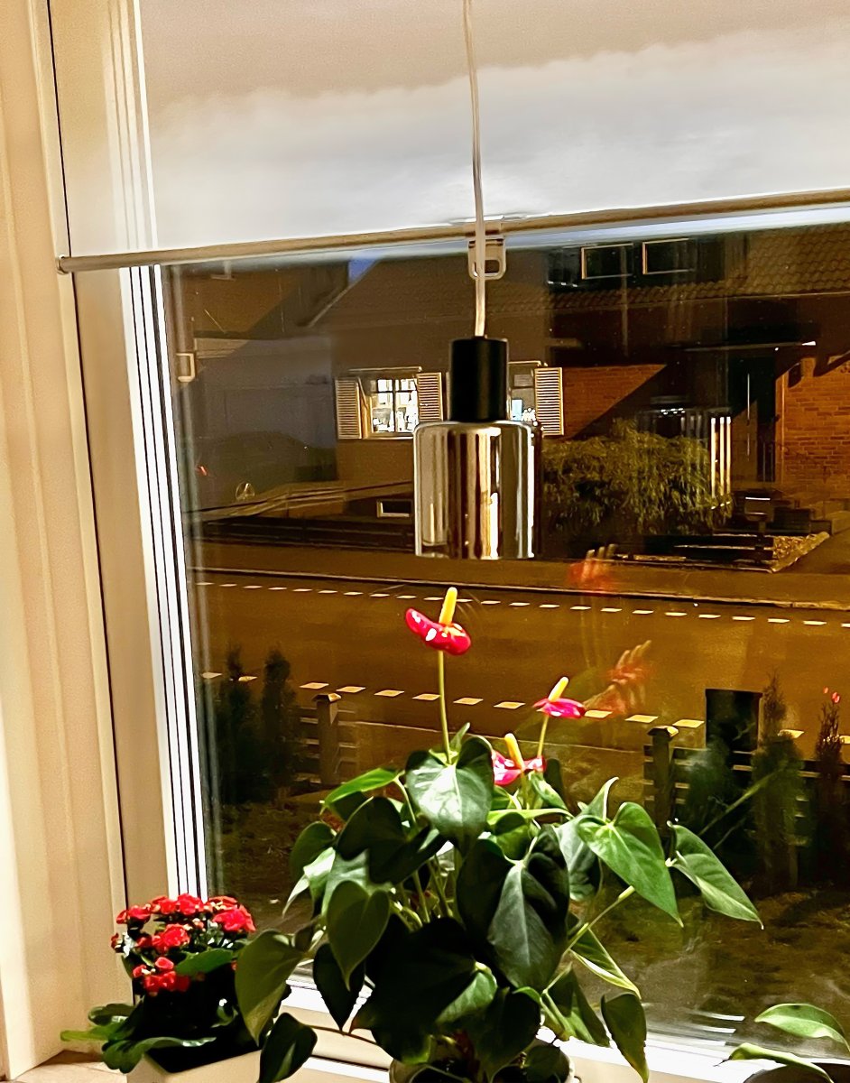 Cylinder Ø9 Schwarz fensterlampe Von Aneta Lighting - Das Kabel ist 4 Meter lang und verfügt über einen Mittelstromschalter und einen Stecker.