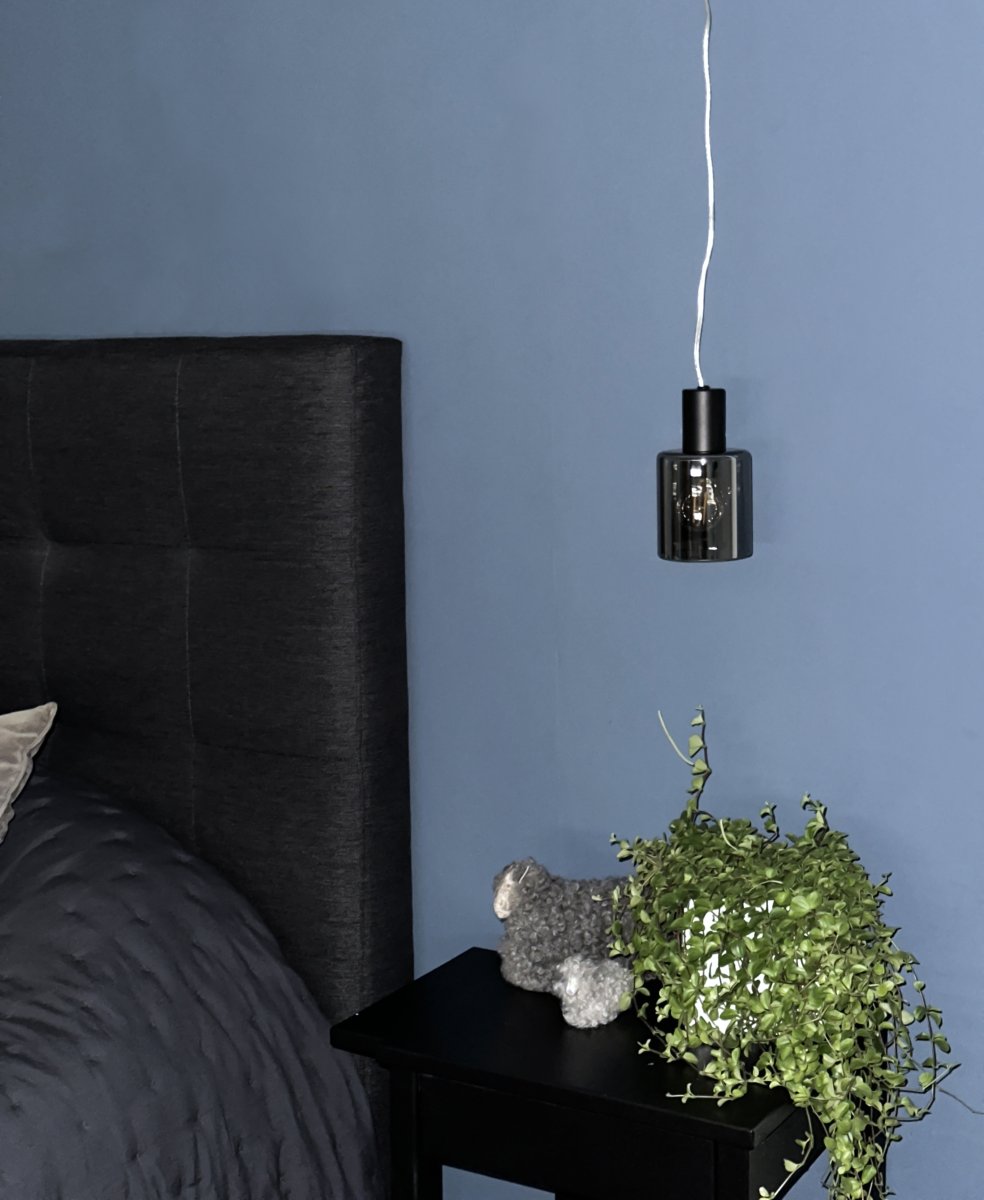 Cylinder Ø9 Schwarz fensterlampe Von Aneta Lighting - Das Kabel ist 4 Meter lang und verfügt über einen Mittelstromschalter und einen Stecker.