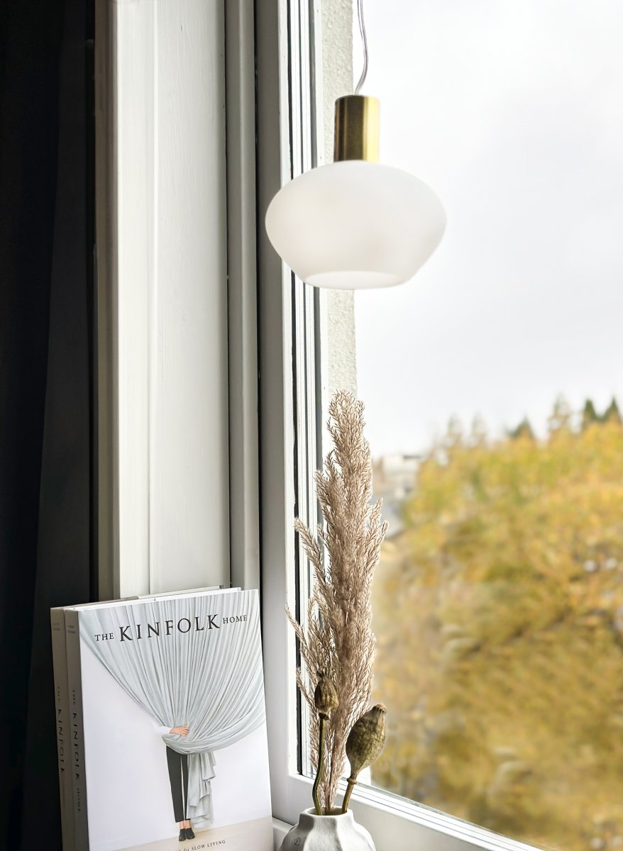 Bell Ø15 Weiß fensterlampe Von Aneta Lighting - Gefertigt aus mattem Messing mit einem runden Opalglasschirm, der ein sanftes und angenehmes Licht spendet.