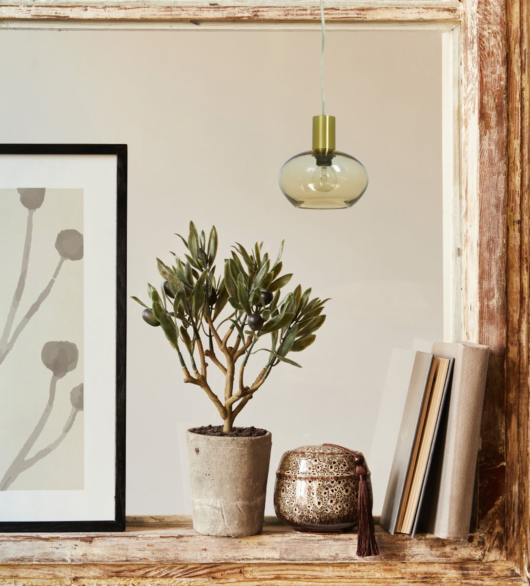 Bell Ø15 Mattes Messing fensterlampe Von Aneta Lighting - Gefertigt aus mattem Messing mit einem runden, bernsteinfarbenen Glasschirm, spendet sie ein sanftes und angenehmes Licht.
