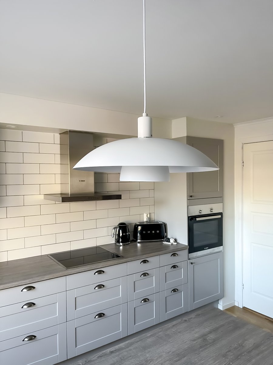 Alfa Ø42 Weiß hängelampe Von Aneta Lighting - Alfa ist eine klassische Pendelleuchte mit modernem Touch, die gut über den Küchentisch passt.
