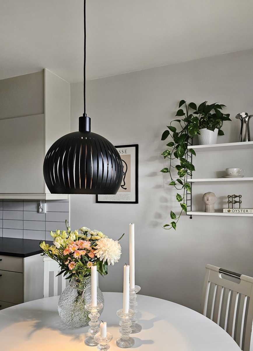 Grafika Ø30 Schwarz hängelampe Von Aneta Lighting - Für GU10 Reflektorlampe, die ganz oben platziert ist und für einen spannenden Lichteffekt sorgt.