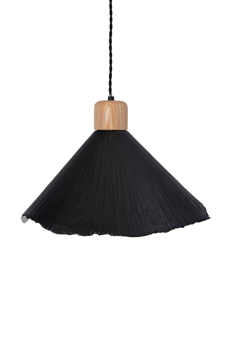 Linnea Ø40 Schwarz hängelampe Von Globen Lighting - Linnea ist handgefertigt und aus Pappmach&eacute;, franz&ouml;sisch f&uuml;r zerkautes Papier, also Papier und Klebstoff, hergestellt.