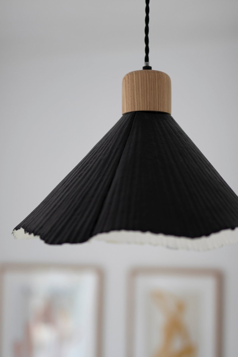 Linnea Ø40 Schwarz hängelampe Von Globen Lighting - Linnea ist handgefertigt und aus Pappmach&eacute;, franz&ouml;sisch f&uuml;r zerkautes Papier, also Papier und Klebstoff, hergestellt.
