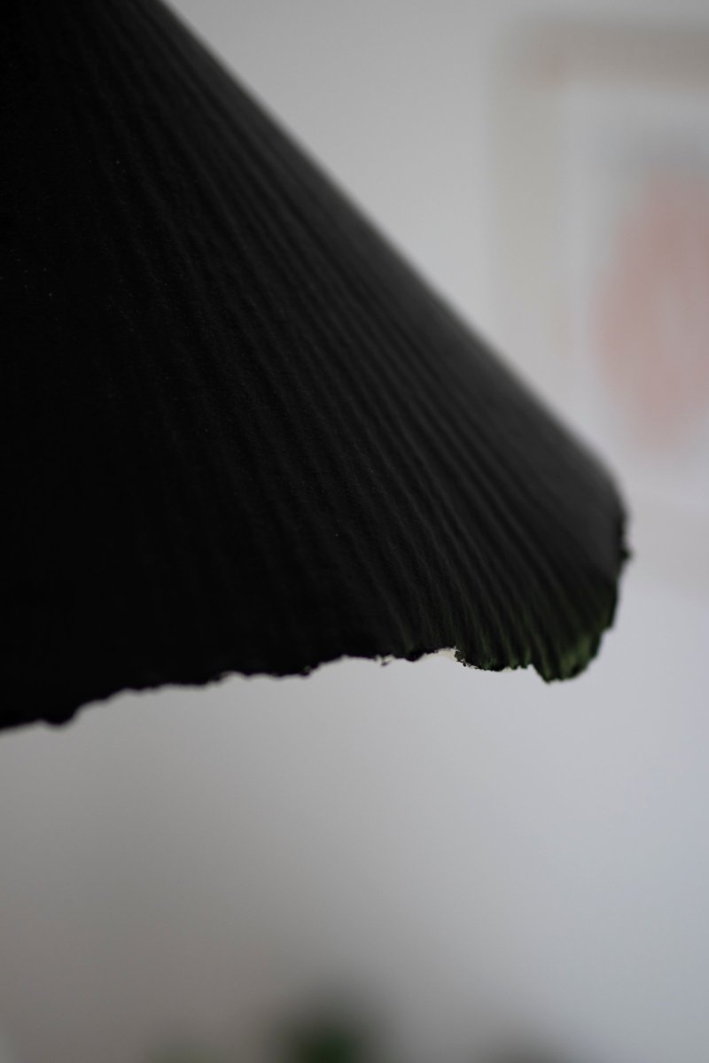 Linnea Ø40 Schwarz hängelampe Von Globen Lighting - Linnea ist handgefertigt und aus Pappmach&eacute;, franz&ouml;sisch f&uuml;r zerkautes Papier, also Papier und Klebstoff, hergestellt.