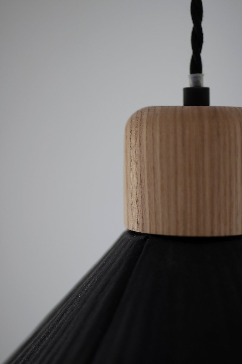 Linnea Ø40 Schwarz hängelampe Von Globen Lighting - Linnea ist handgefertigt und aus Pappmach&eacute;, franz&ouml;sisch f&uuml;r zerkautes Papier, also Papier und Klebstoff, hergestellt.