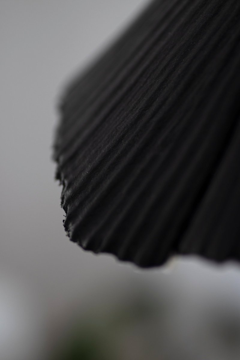 Linnea Ø40 Schwarz hängelampe Von Globen Lighting - Linnea ist handgefertigt und aus Pappmach&eacute;, franz&ouml;sisch f&uuml;r zerkautes Papier, also Papier und Klebstoff, hergestellt.