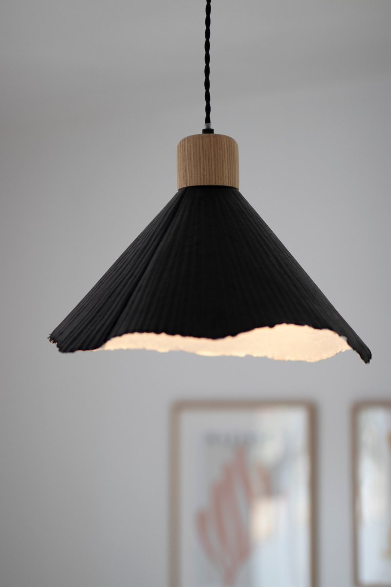 Linnea Ø40 Schwarz hängelampe Von Globen Lighting - Linnea ist handgefertigt und aus Pappmach&eacute;, franz&ouml;sisch f&uuml;r zerkautes Papier, also Papier und Klebstoff, hergestellt.